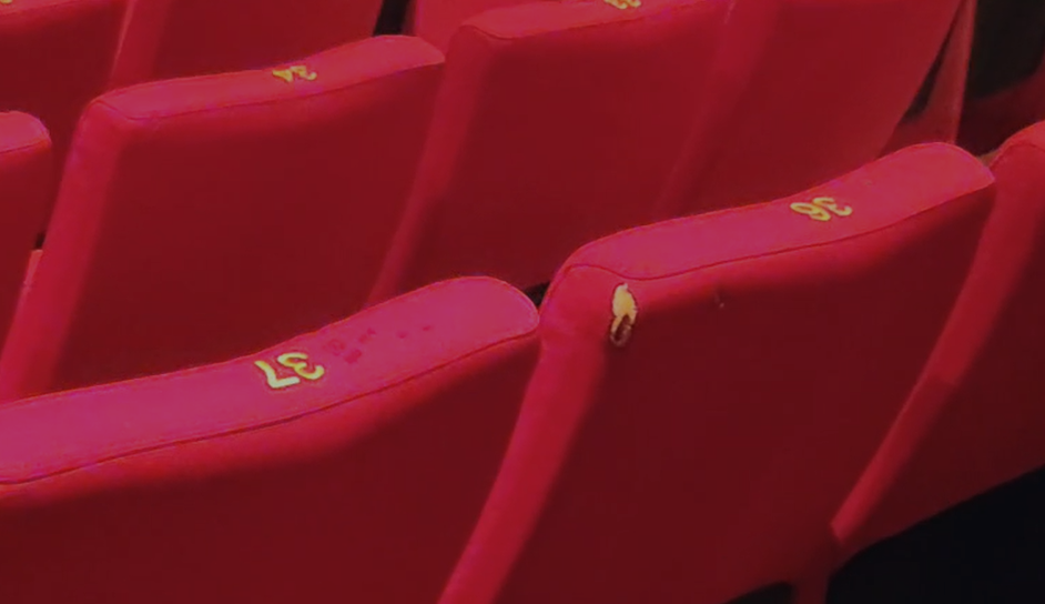 Strappi, tagli e bruciature sulle sedute in platea: ignoti danneggiano il teatro approfittando delle zone...