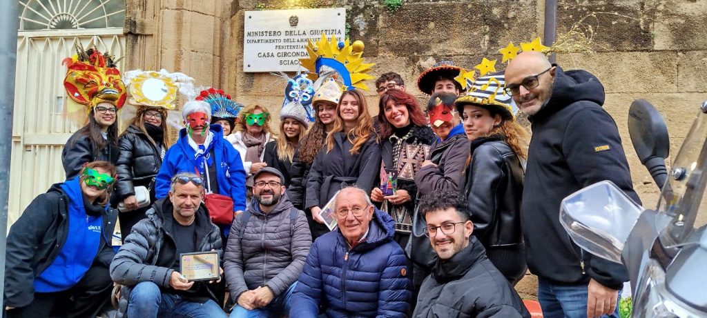 carcere esterno e gruppo carnevale associazioni