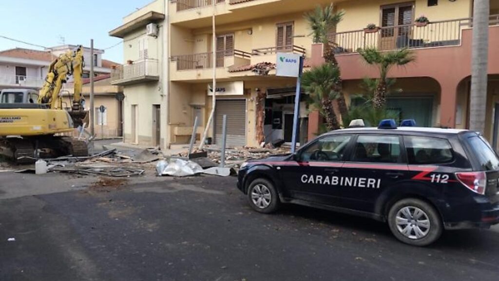 escavatore bancomat furto 2026