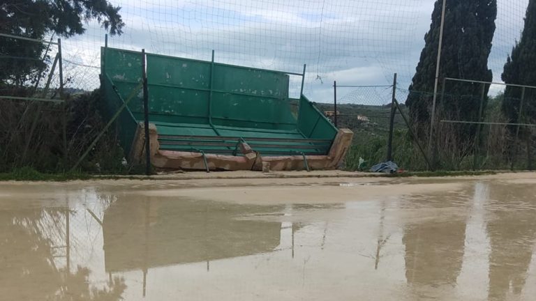 Sradicata una panchina e campo allagato: salta una gara giovanile. Lavori di riqualificazione ancora fermi &hellip; Leggi tutto Campo di