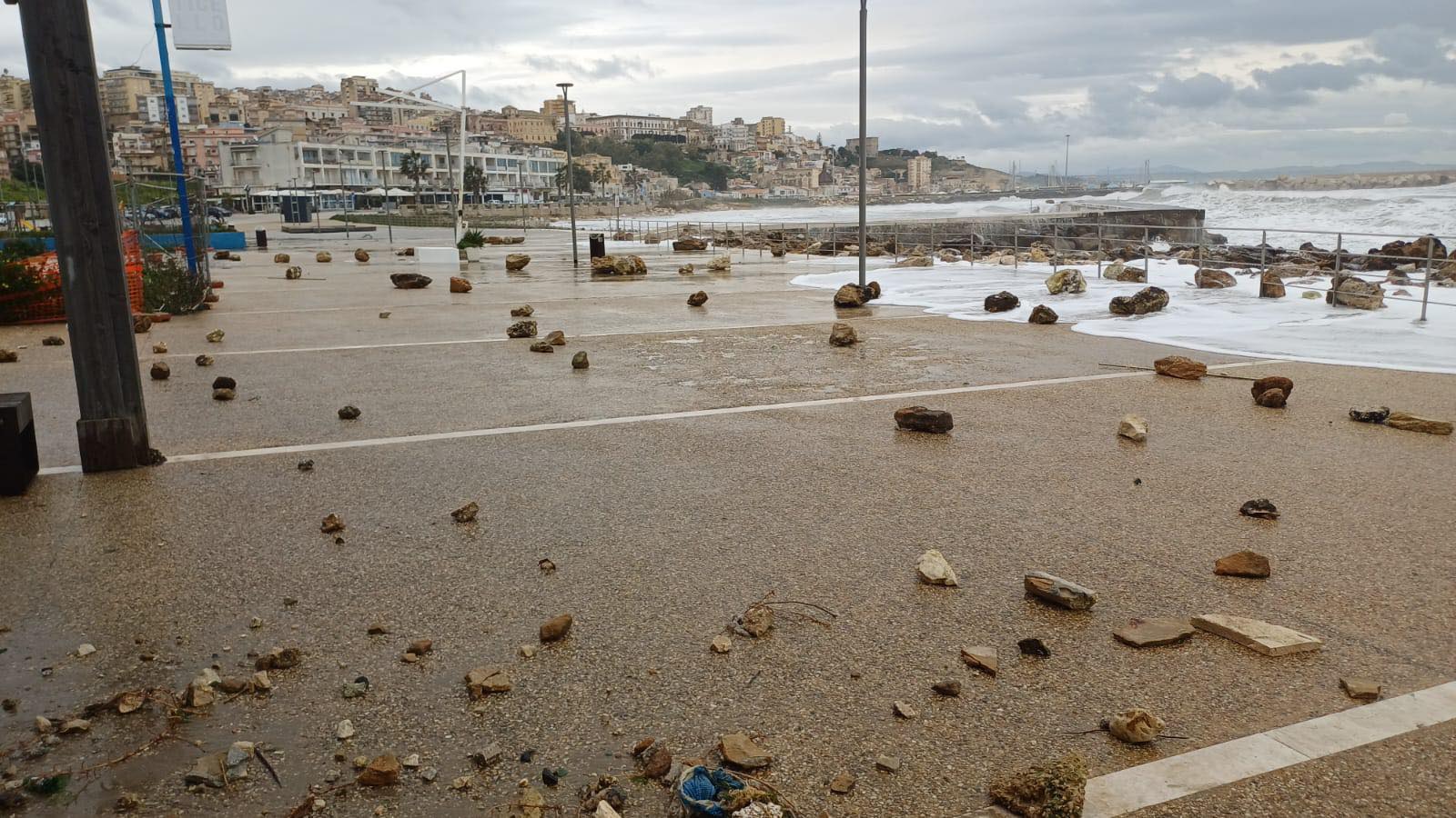 La Regione dichiara lo stato di crisi ed emergenza. Schifani: «Metà della mia attività sarà...