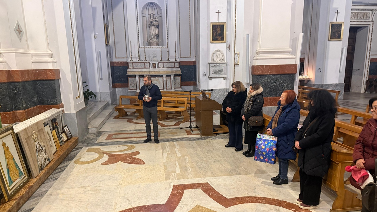 Oggetti sacri, memorie private e fede popolare esposti nel Duomo per le celebrazioni del Quarto...