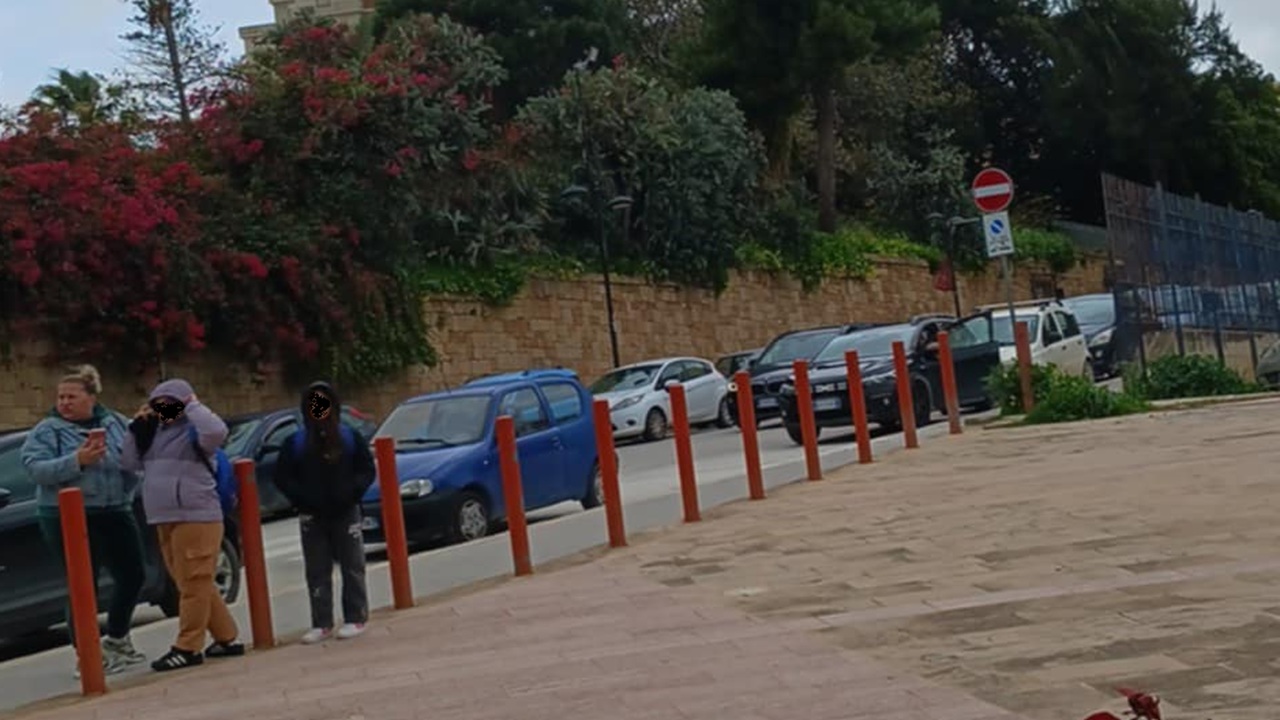 Pare che tante auto fossero in divieto di sosta e che la Polizia municipale ne...