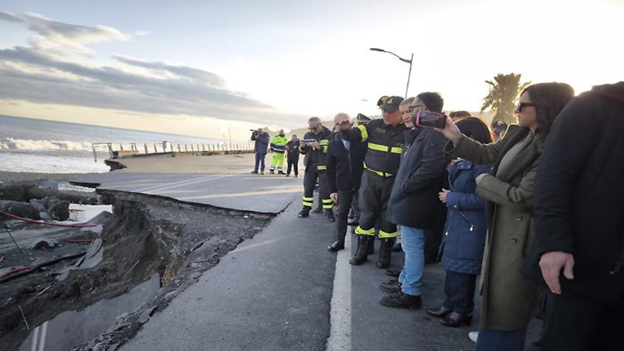 Sopralluoghi nel Messinese e a Catania. Il ministro: «Non si confondano le risorse, il benaltrismo...