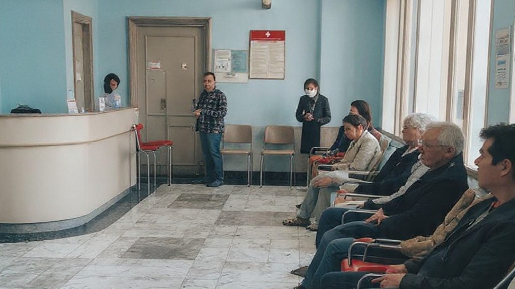 persone_in_attesa_in_un_ospedale_siciliano