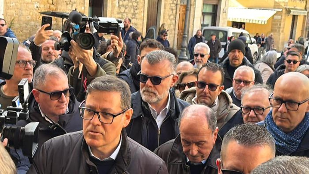 Il presidente della Regione sorvola l’area colpita: oltre 1.500 sfollati, zona rossa estesa a 150...