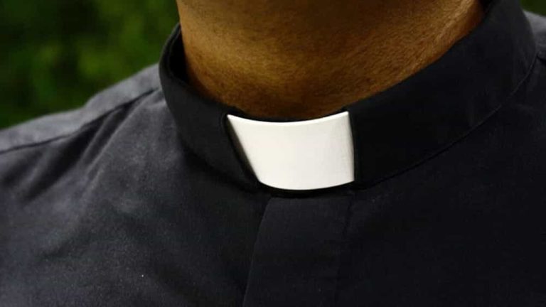 prete sacerdote generica