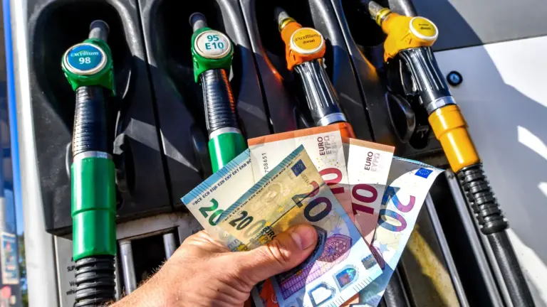 carburante e banconote