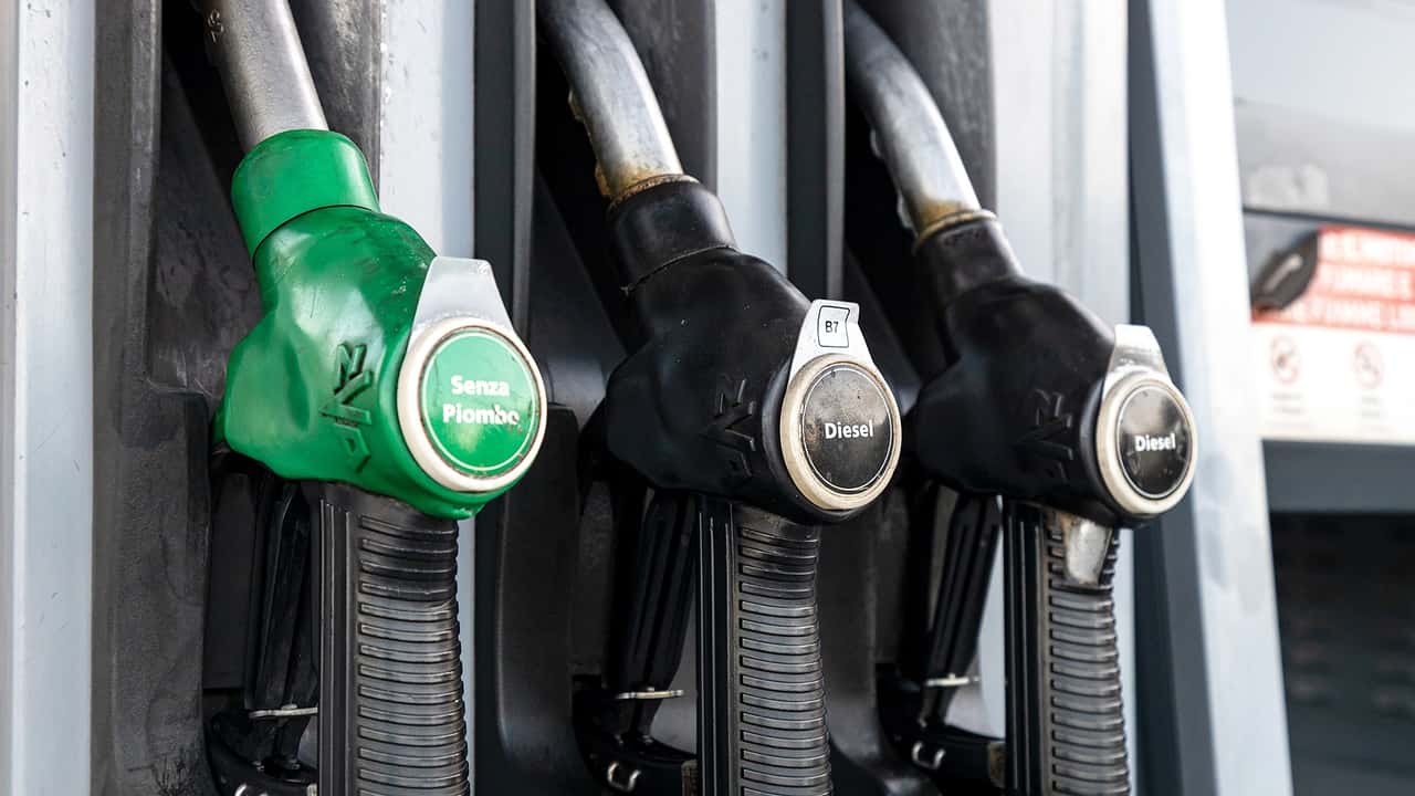 pompa-di-benzina-e-gasolio