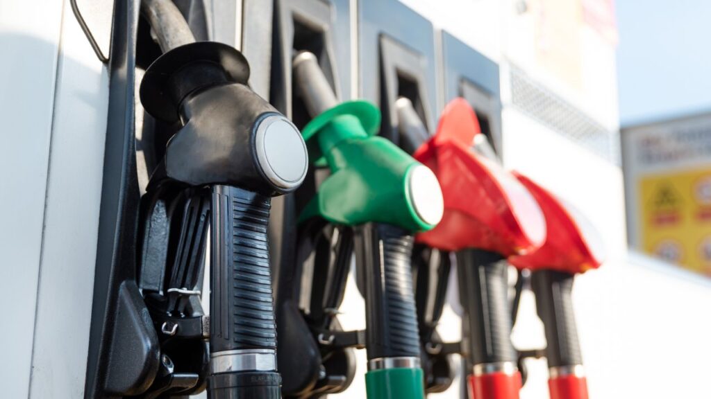 prezzi-carburanti-pompa-benzina-gasolio-diesel-canva