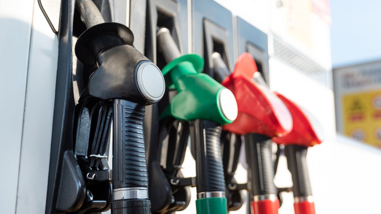 prezzi-carburanti-pompa-benzina-gasolio-diesel-canva