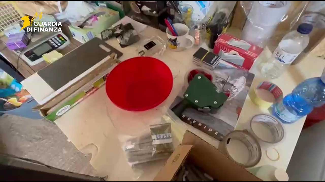Guardia Finanza laboratorio droga PA