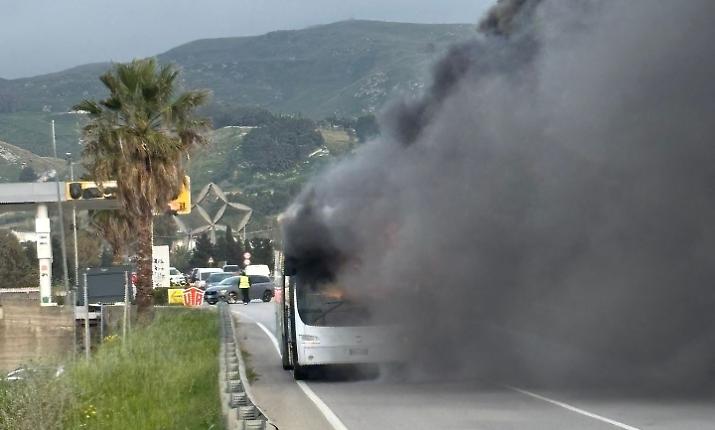 bus gibellina fiamme 2026