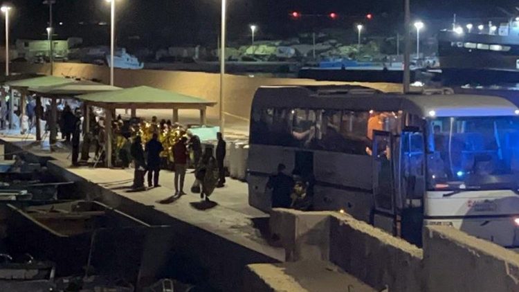 Tragedia nella notte a Lampedusa: morta una neonata arrivata su un barchino partito dalla Tunisia