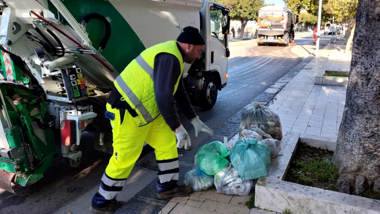 Maxi gara rifiuti da 149 milioni durante campagna elettorale: esplode la polemica politica