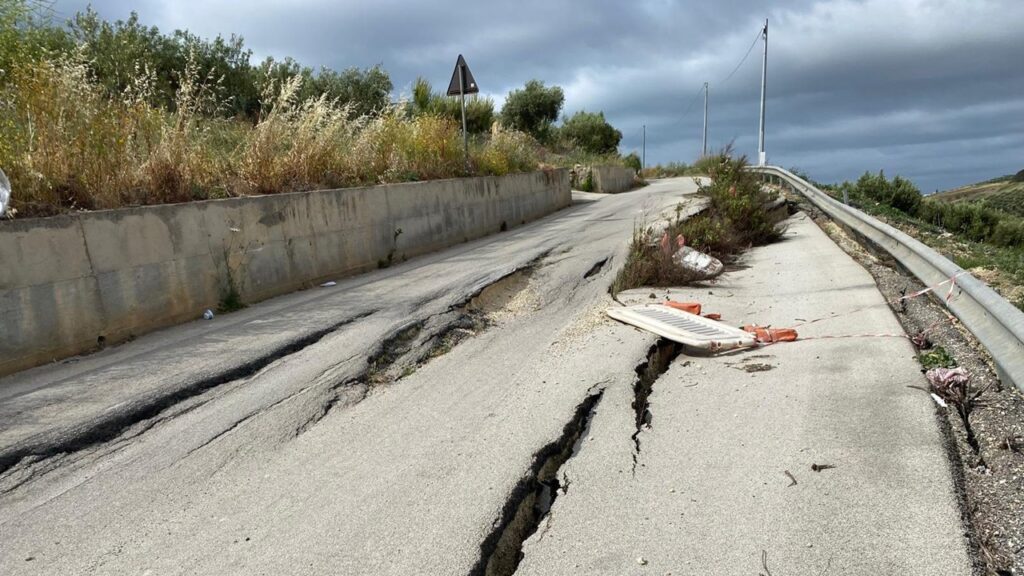 strada dissestata via poio 2026