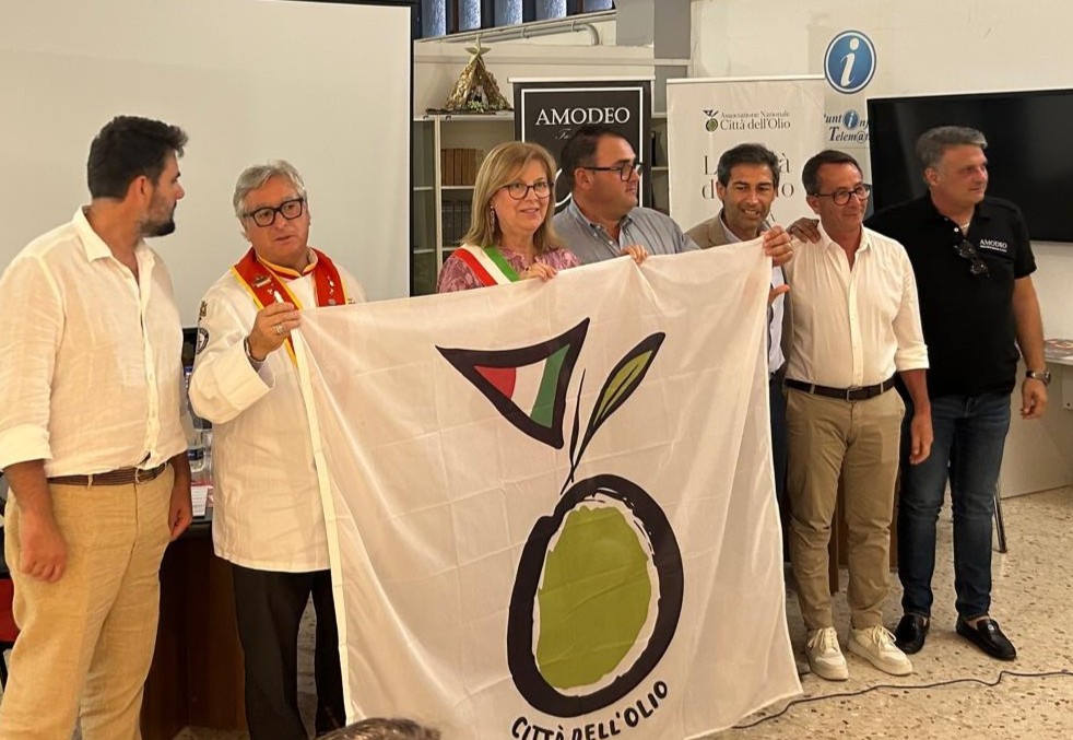 Montevago Città dell'Olio consegnata la bandiera al Comune