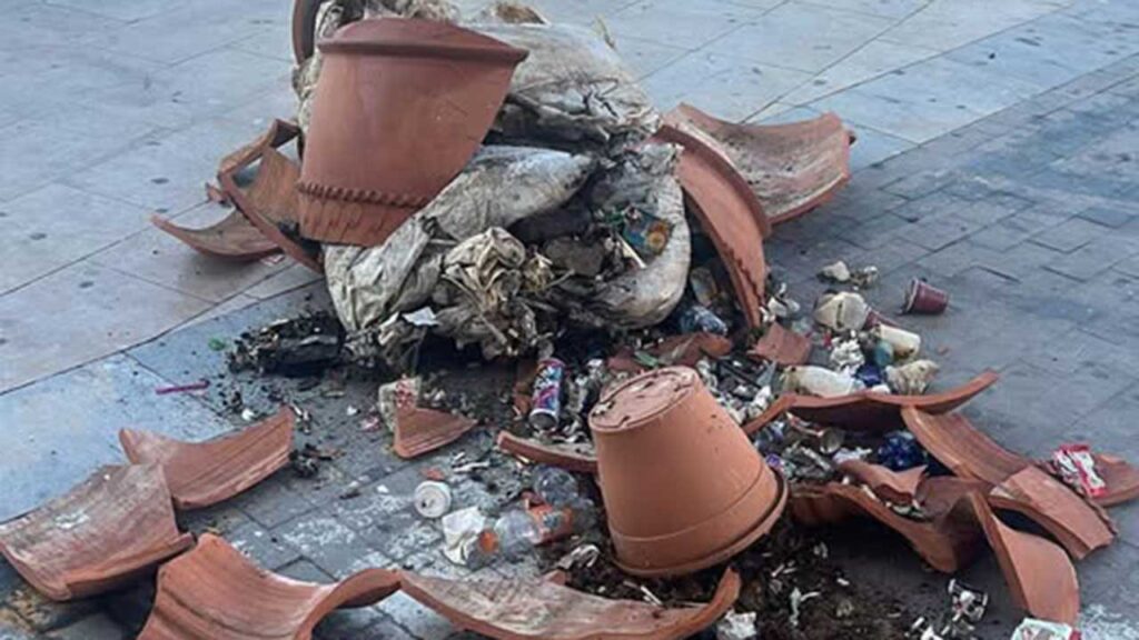 Vaso rotto piazza Rossi