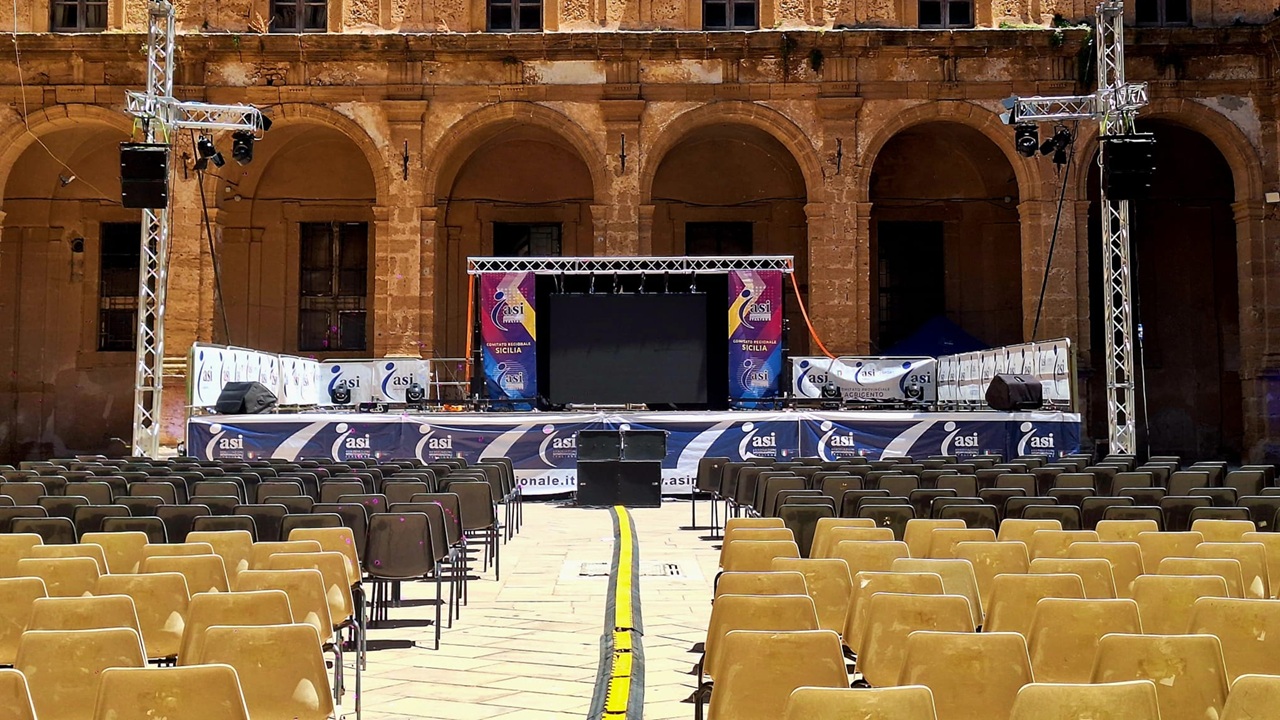 atrio comune con sedie estate 2026