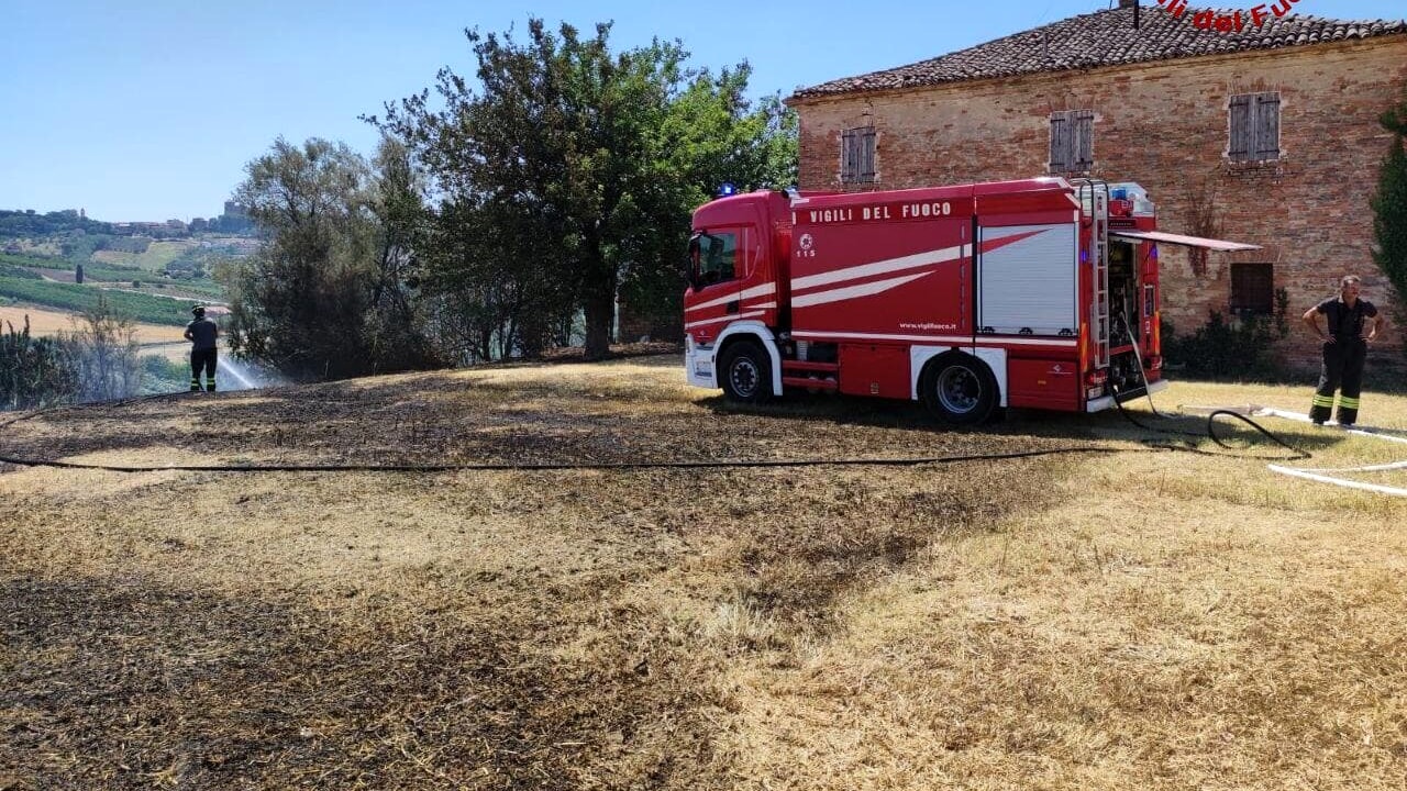 Malore durante lo spegnimento di un incendio: vigile del fuoco colpito da infarto