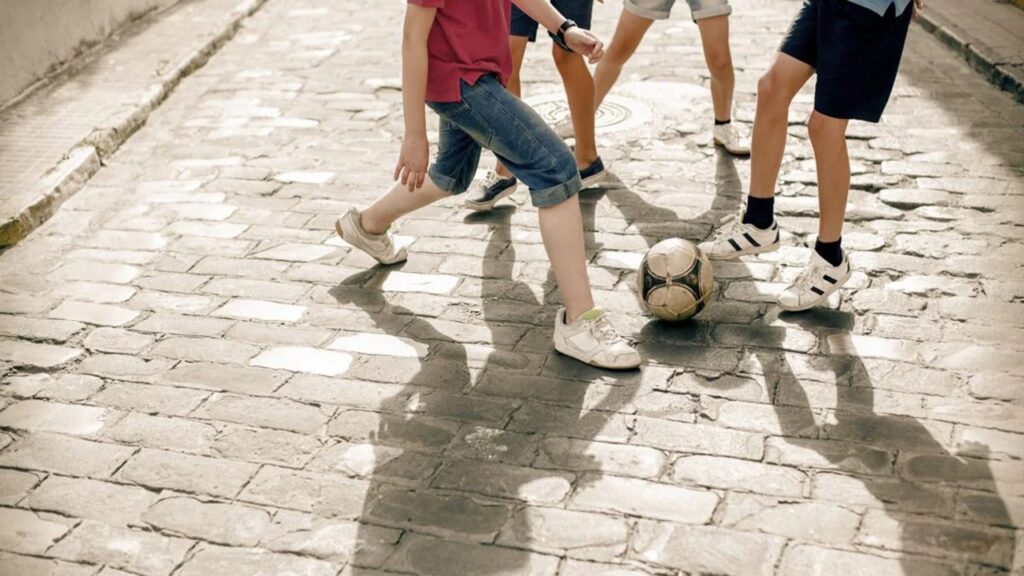 pallone ragazzi strada