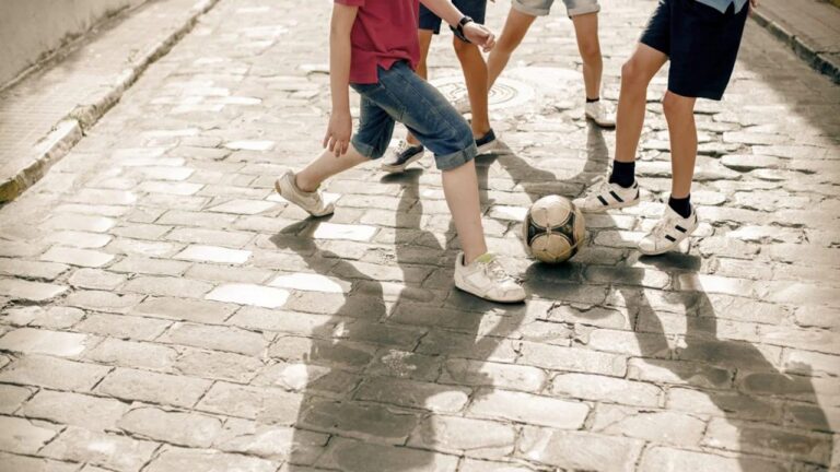 pallone ragazzi strada