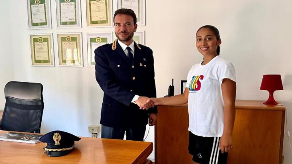 ragazza polizia bancomat 2026