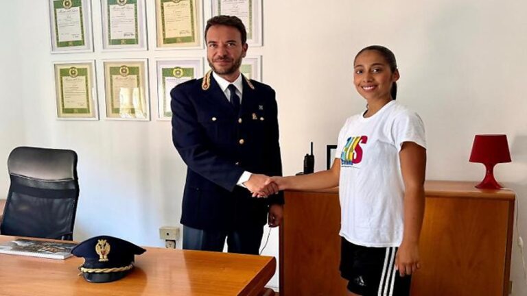 ragazza polizia bancomat 2026
