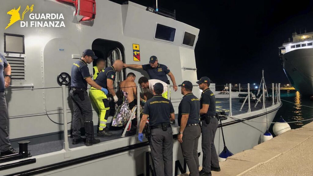 Guardia Finanza salvataggio Canale Sicilia