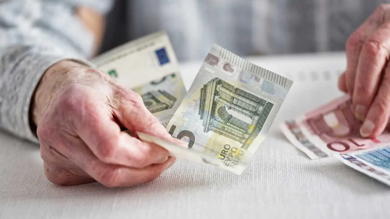 Pensioni mani con euro
