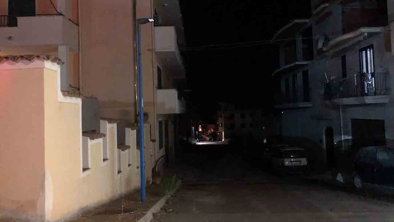 La via Nino Bixio al buio da quattro mesi. Segnalazioni dei residenti senza riscontro