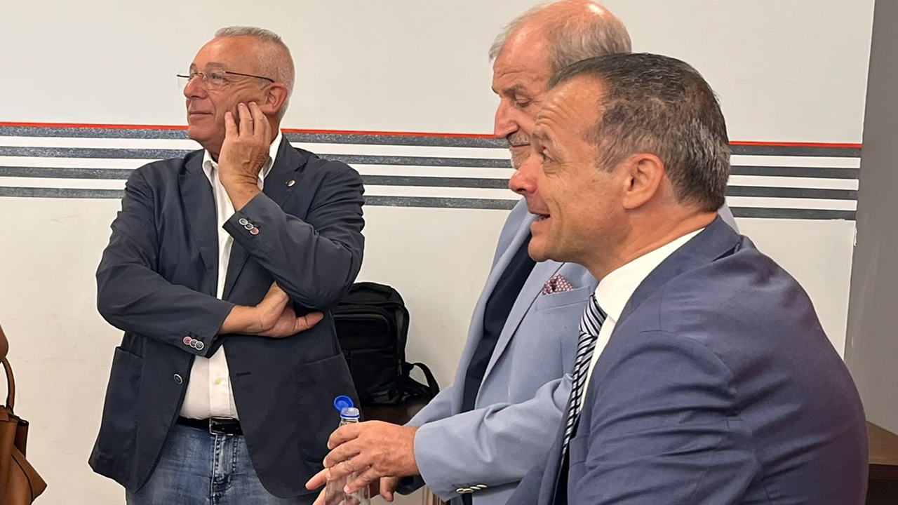 Polemica sulle parole di Cateno De Luca: dure reazioni dopo l’attacco alla città