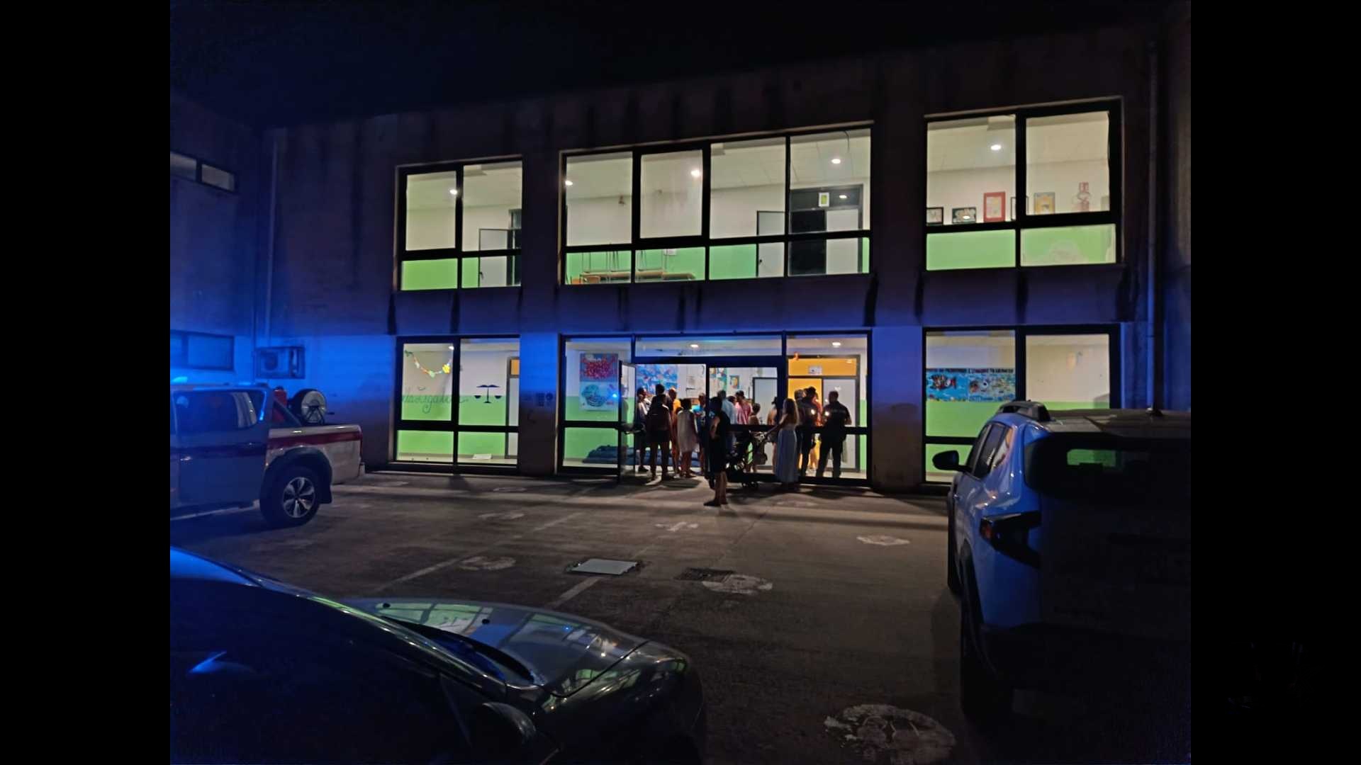 Incendio Macauda, 100 evacuati accolti nella scuola Mariano Rossi