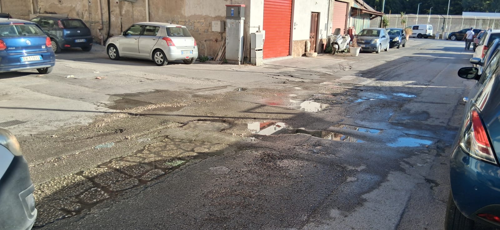 Una strada dimenticata: un anno di acqua sprecata e quartiere lasciato nel degrado