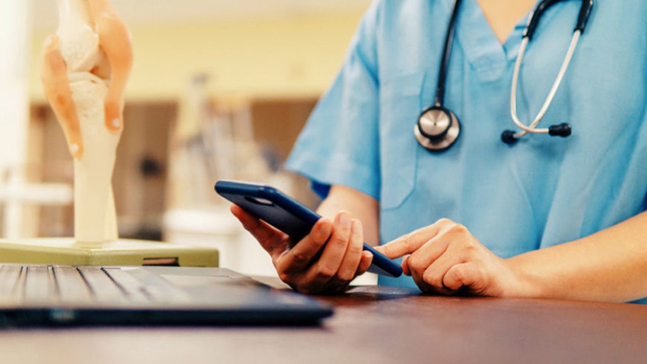 medico con cellulare