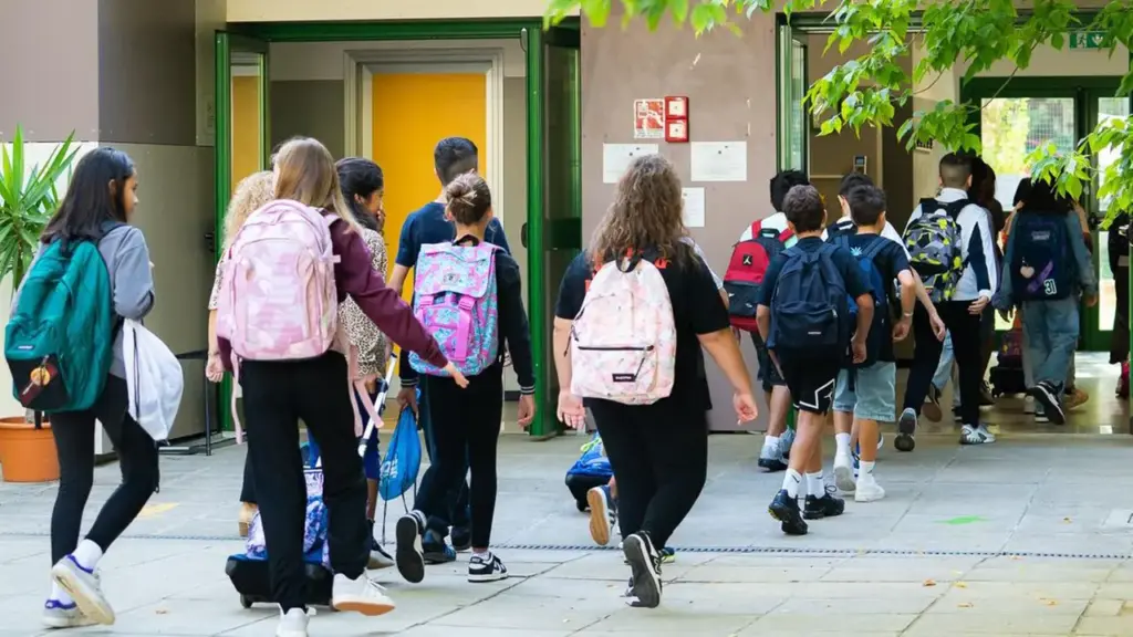 studenti entrano a scuola