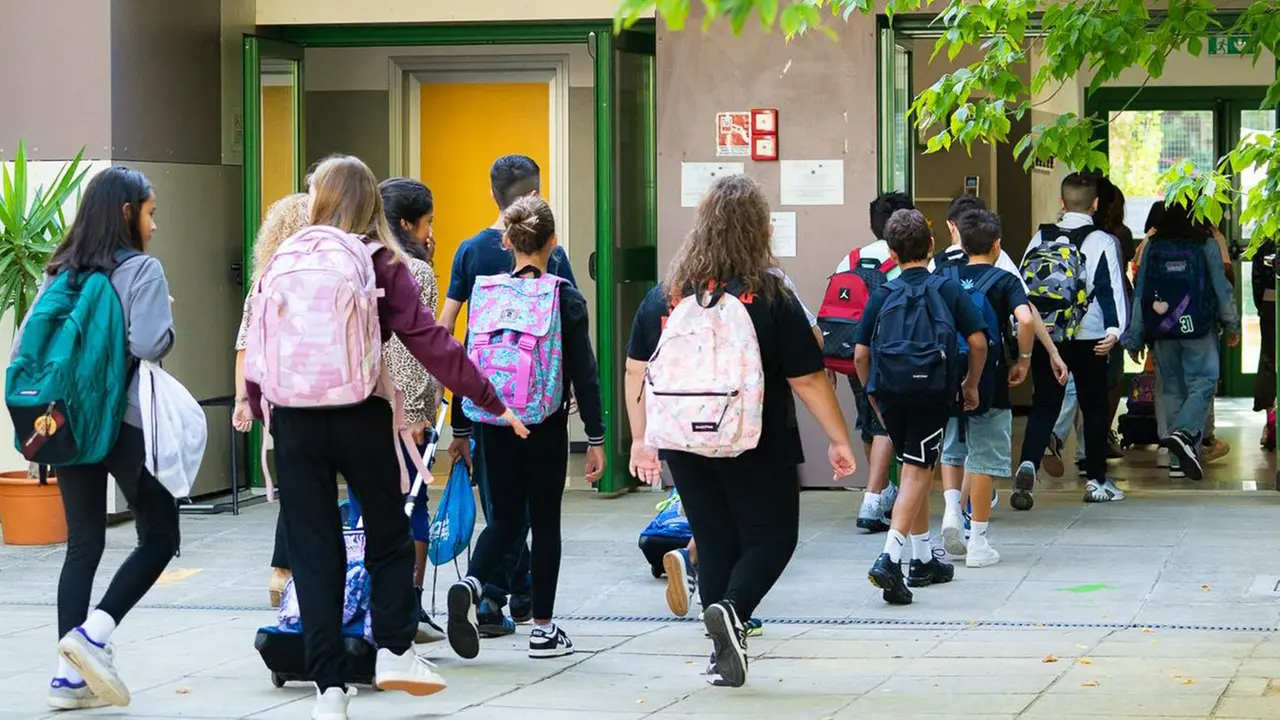 studenti entrano a scuola
