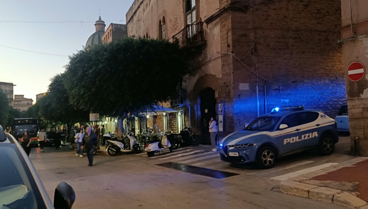 Controllo straordinario della Polizia a Sciacca: 295 persone e 148 veicoli controllati