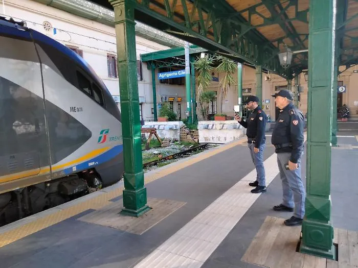 treni imbrattati agrigento